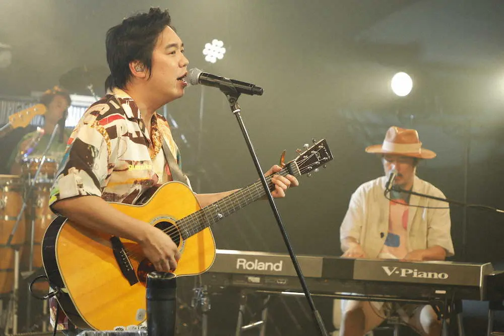 ギターを弾きながら歌うスキマスイッチの大橋卓弥。右は常田真太郎