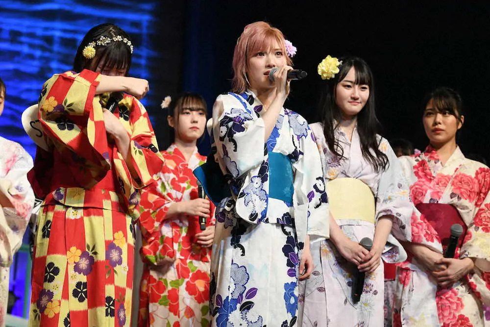 兼任解除により次のシングルをもってSTU48での活動終了を発表した岡田奈々（前列左から2人目）と涙するメンバーら（C）STU48