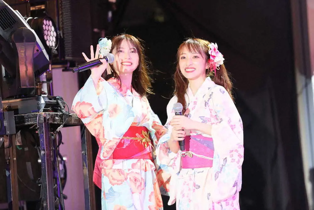 AKB48からの卒業を発表した横山由依（左）と総監督の向井地美音（C）AKB48
