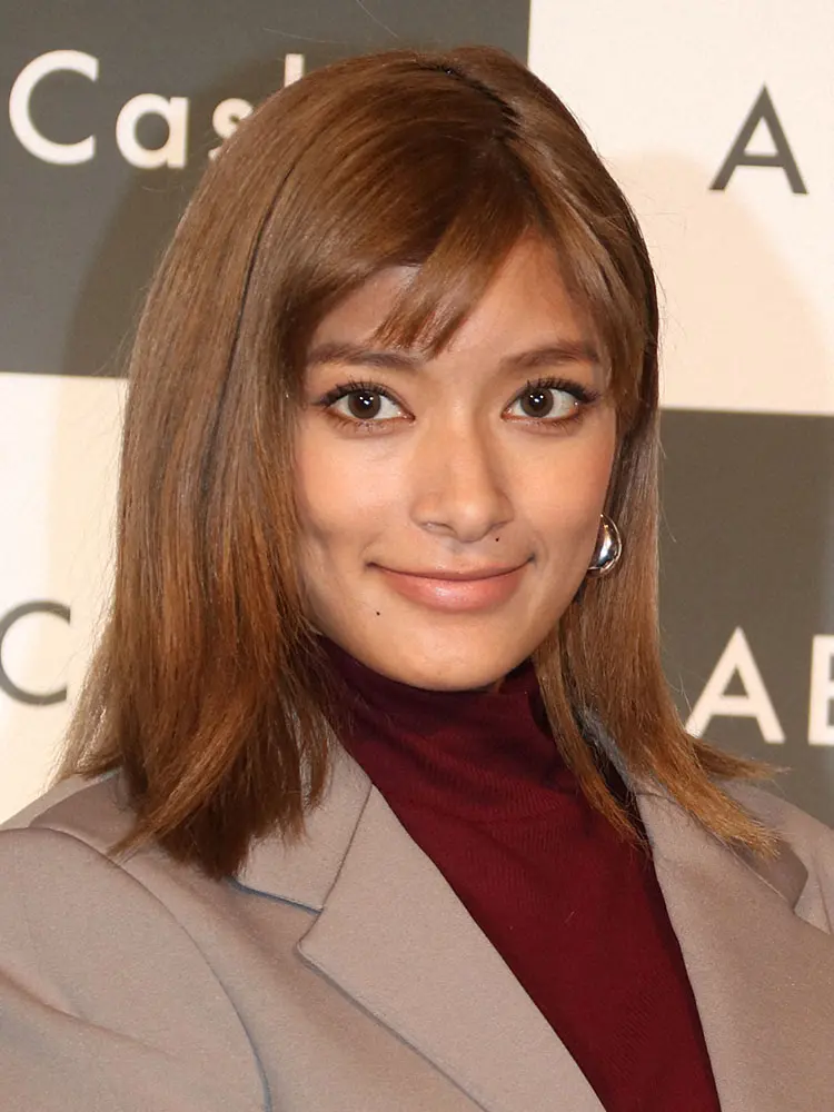 ローラ 黒髪でブラトップ バイクショーツ姿に 完璧ボディー 半分以上が脚って の声 スポニチ Sponichi Annex 芸能