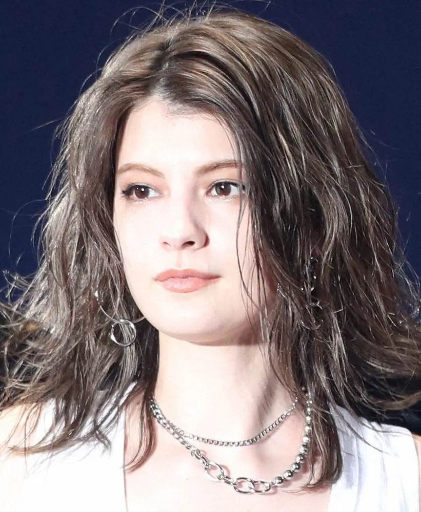 【画像・写真】マギー　チェックのミニスカートから大胆に美脚披露！　ファン「スタイル神」「美しい」