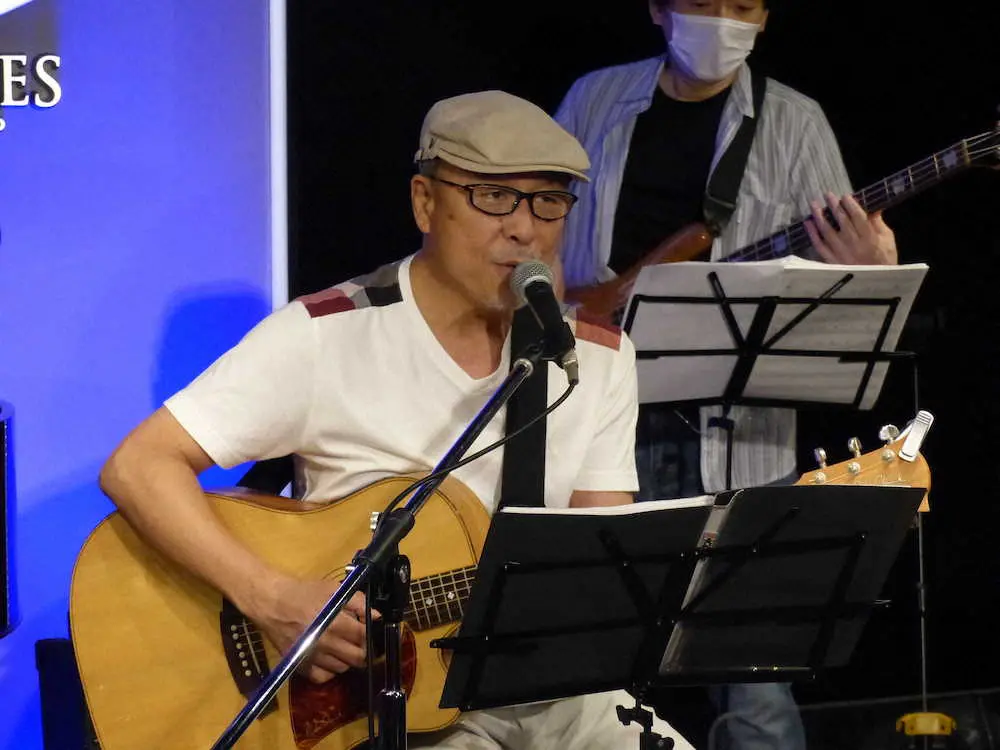 企画ライブ「作家は歌う！」の第1回公演で熱唱する大谷明裕氏