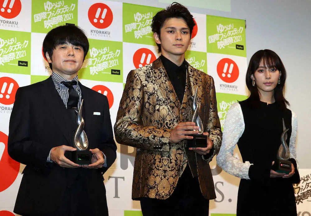 ゆうばり国際ファンタスティック映画祭のニューウェーブアワードを受賞した（左から）バカリズム、眞栄田郷敦、南沙良
