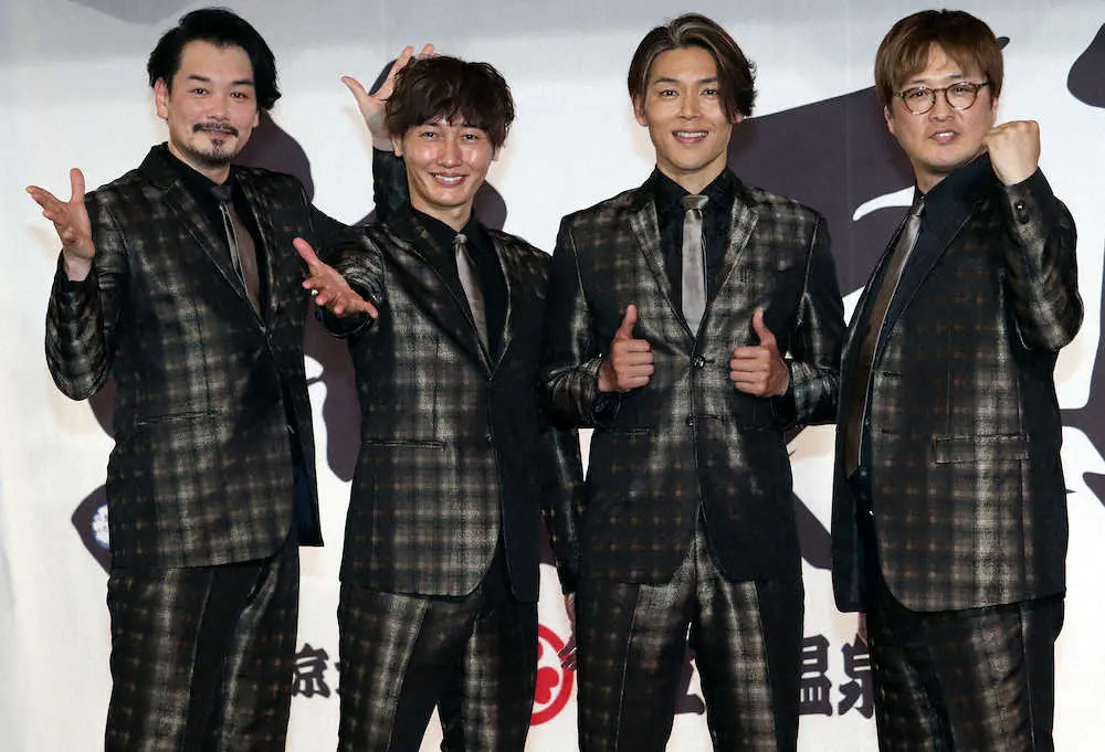4人組ムード歌謡グループ「純烈」（左から）小田井涼平、後上翔太、白川裕二郎、酒井一圭
