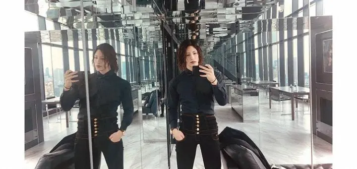 【画像・写真】ROLAND　蝶ネクタイ着用の正装姿披露に「ジョジョのラスボスで出できそう」「男神」「神々しい」