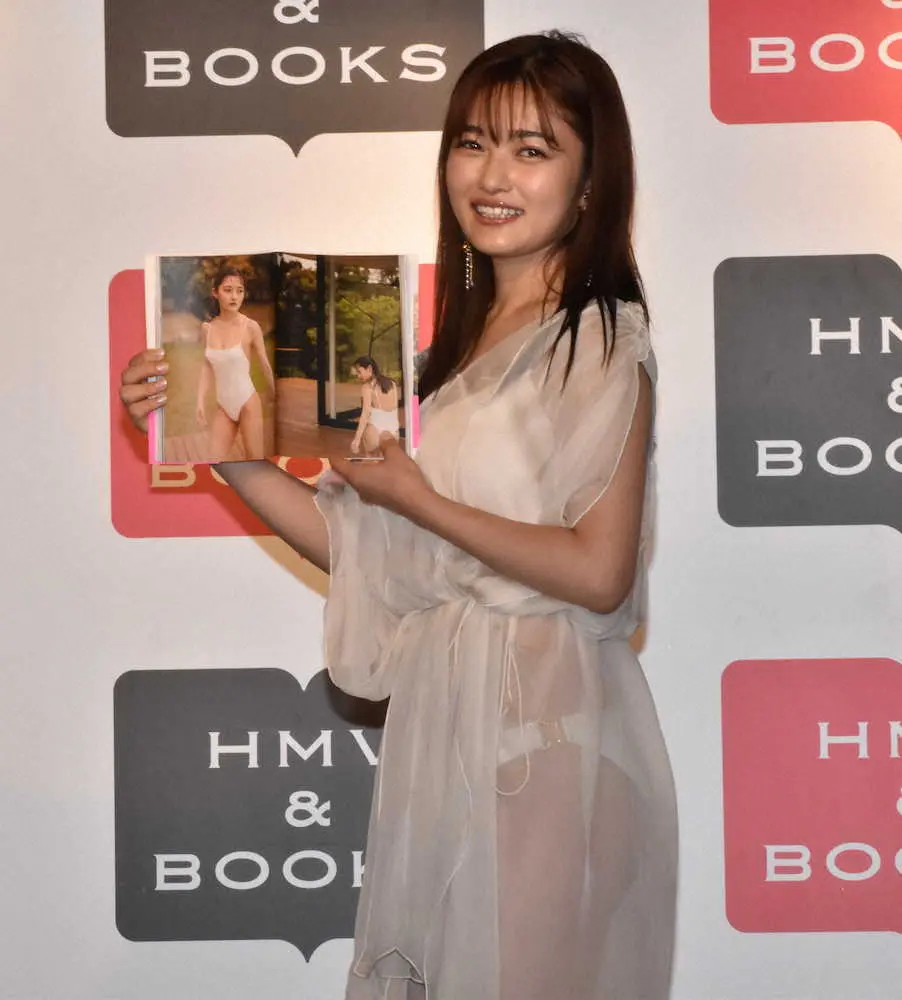 【画像・写真】昆虫食好き　井上咲楽“ムシ”できない衣装で登場　初のフォトブックのタイトルに込めた「感謝」