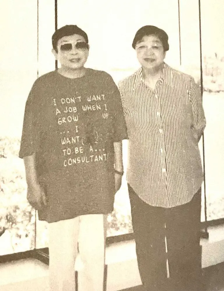 橋田壽賀子さん（左）と石井ふく子さん