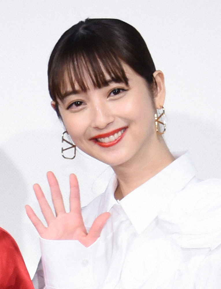 佐々木希 サザエさんヘアー で篠田麻里子と仲良し2ショット ファン 美人姉妹みたい スポニチ Sponichi Annex 芸能