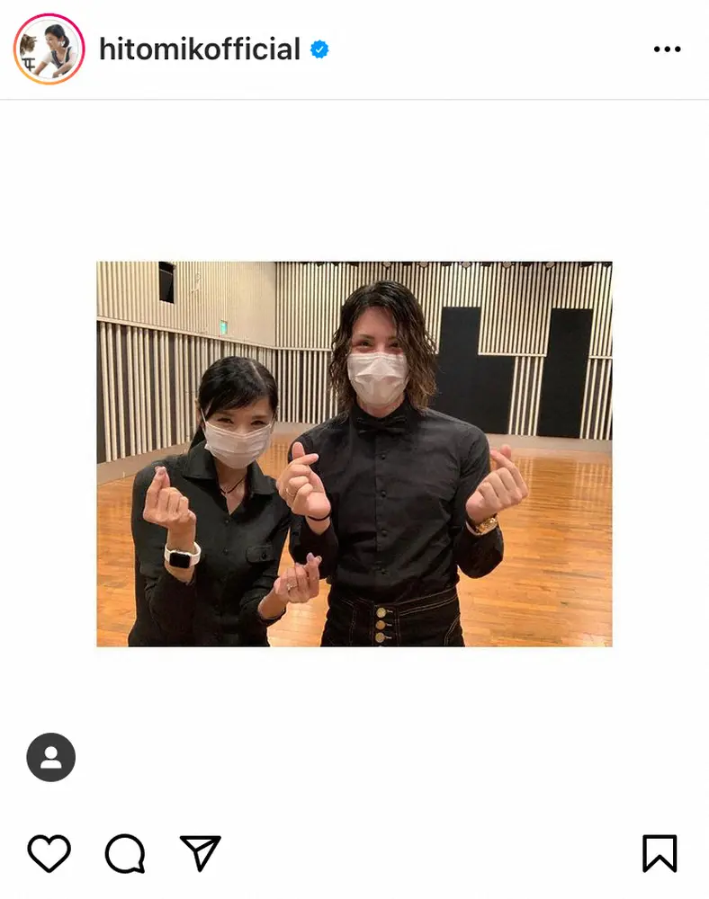 【画像・写真】黒木瞳　ROLANDとのおそろいコーデで“キュンです”ポーズ 「素敵すぎるお二人のツーショット」の声