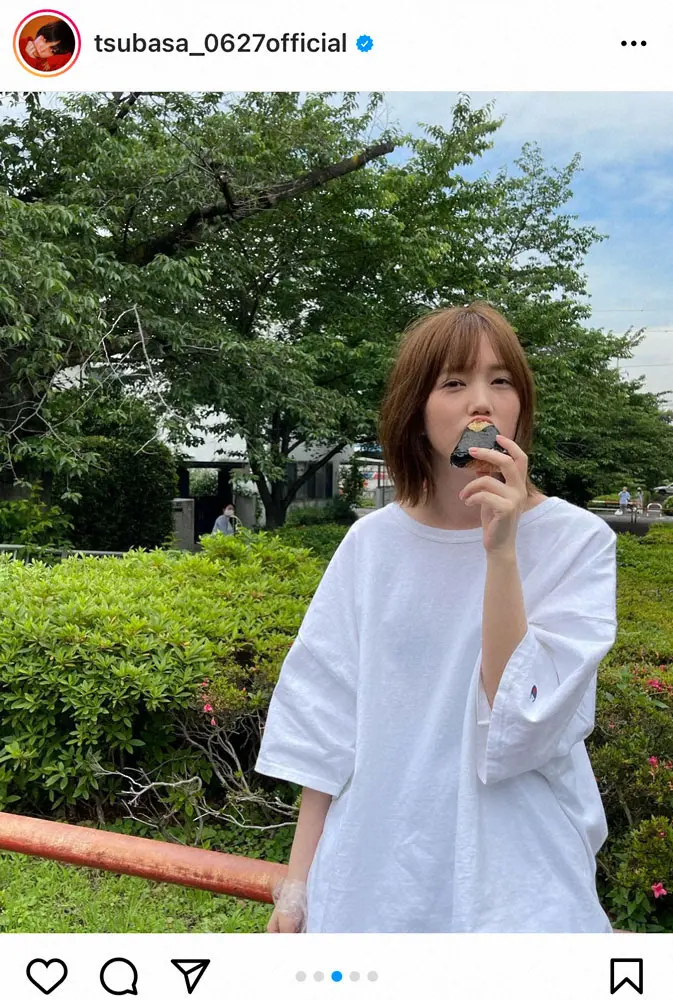 【画像・写真】本田翼　大きめ白シャツ姿でおにぎりを頬張るショットに「癒されました」「履いてますか？」「最高」の声