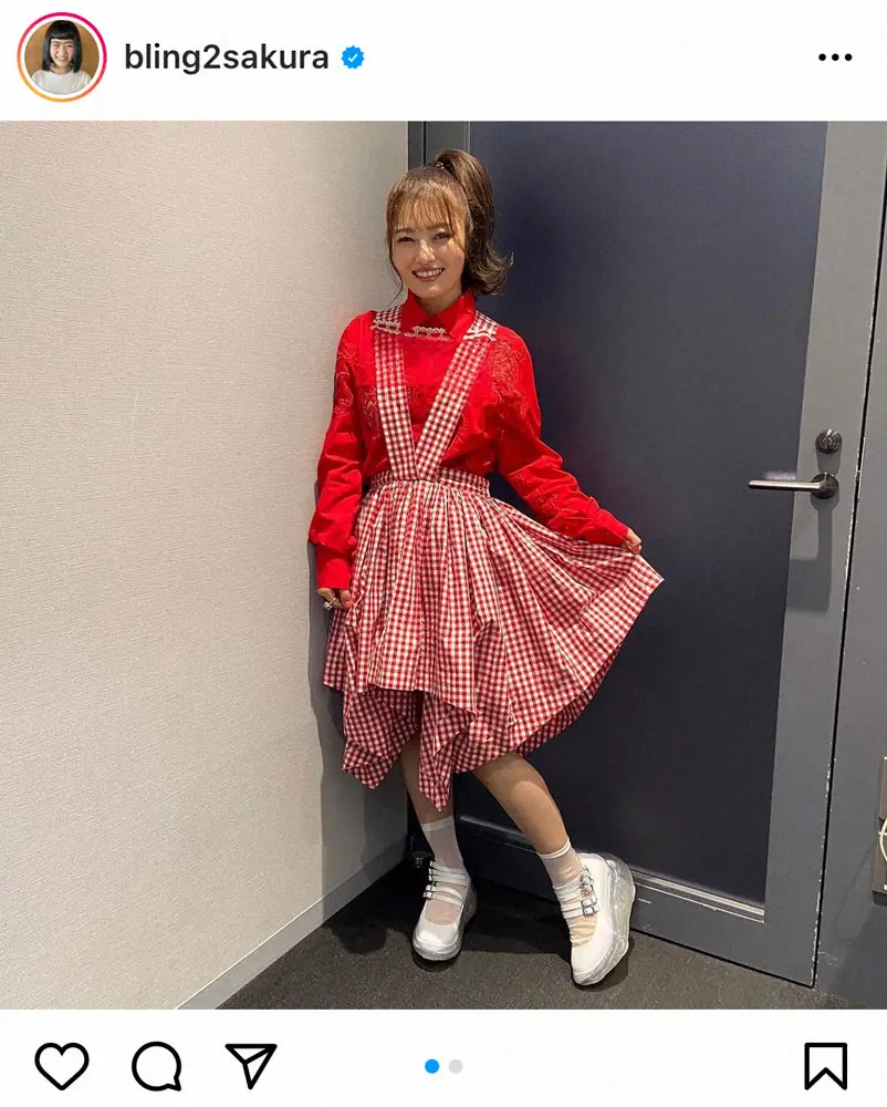 【画像・写真】井上咲楽　赤の襟付き長袖に赤のチェック柄スカートを合わせて「おもちゃの国みたいでファンシーな衣装」