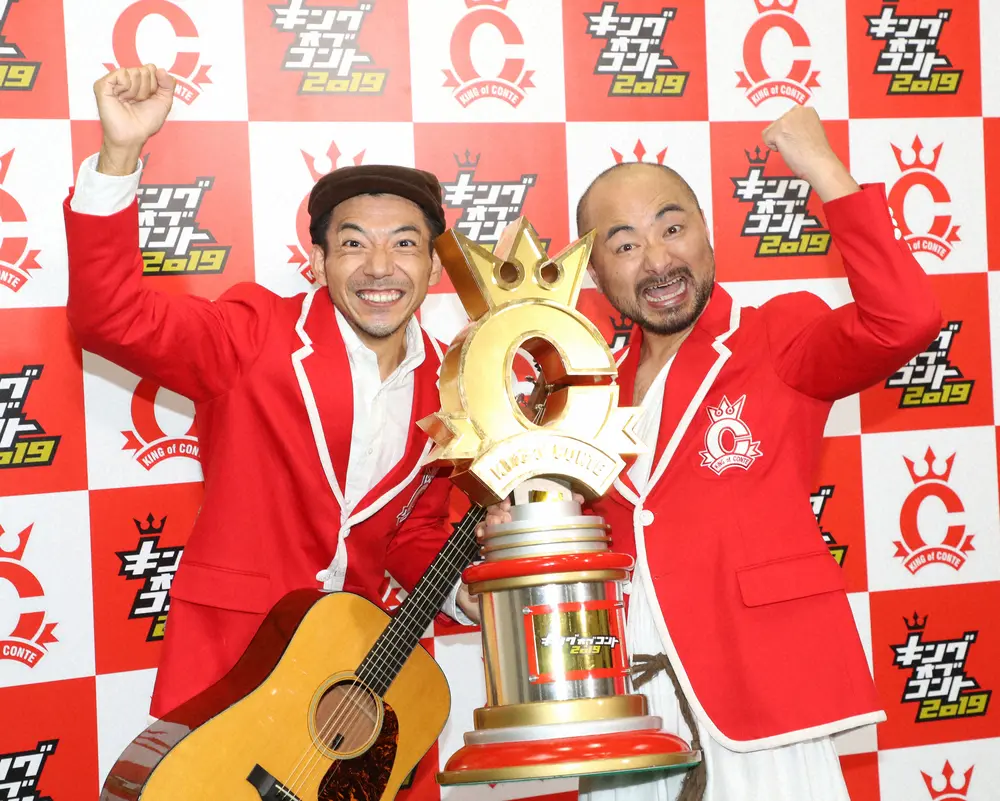 キングオブコント2019で優勝した際の「どぶろっく」森慎太郎（左）と江口直人　