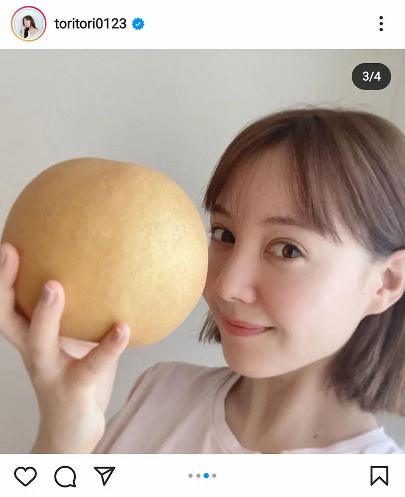 【画像・写真】トリンドル玲奈「顔くらい大きい梨」との写真に「顔より大きい」「顔が小さい」の声