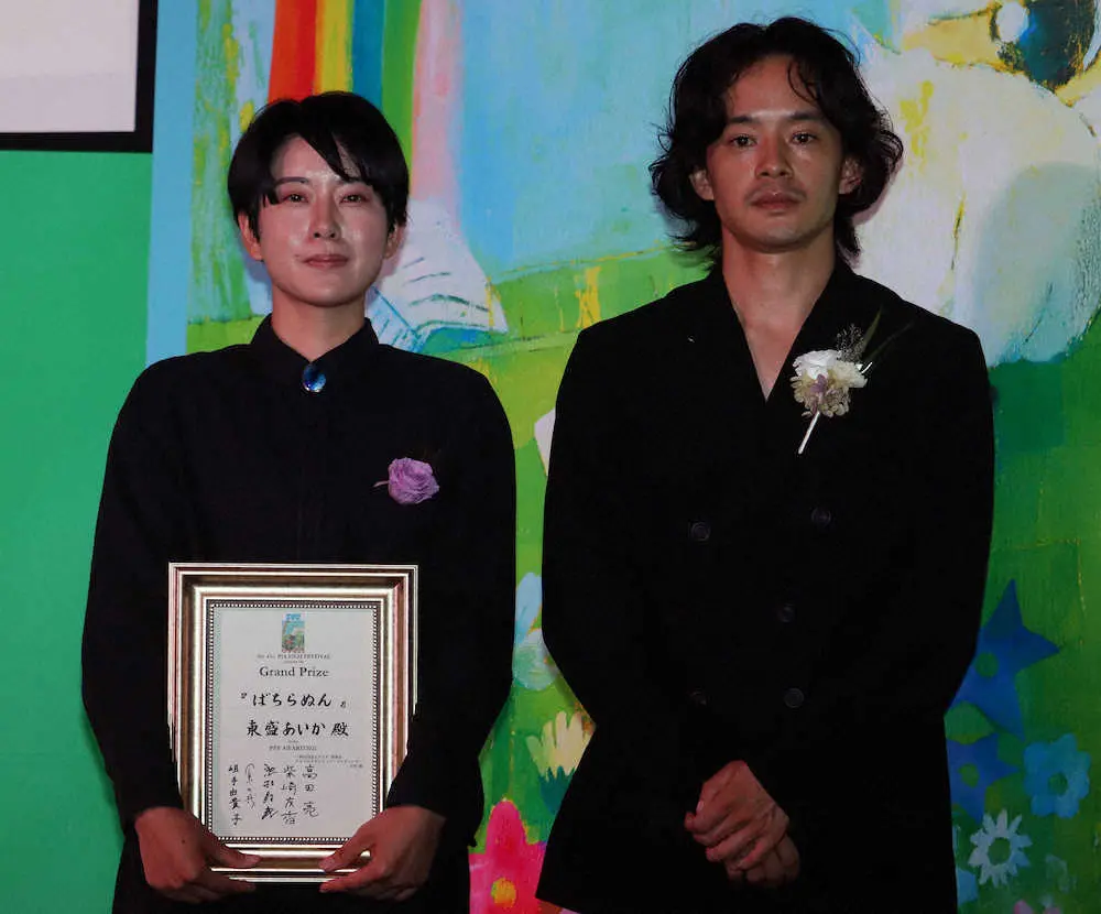ぴあフィルムフェスティバルのPFFアワードの審査員を務めた池松壮亮（右）とグランプリ「ばちらぬん」の東盛あいか監督