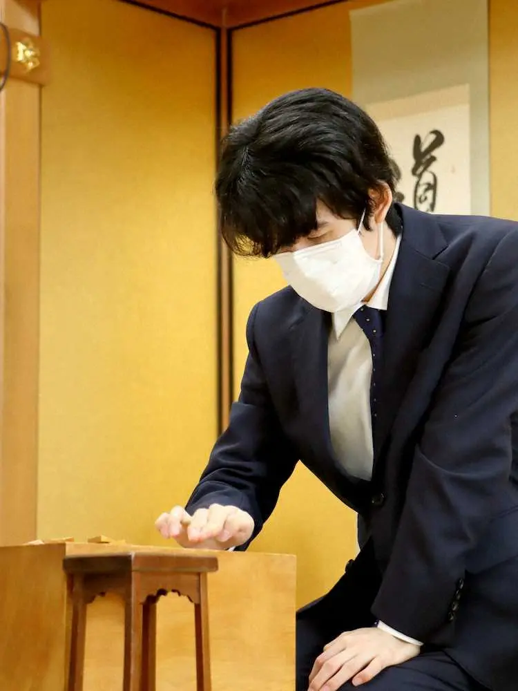 【画像・写真】藤井3冠　王将リーグ初戦始まる　糸谷八段戦は角換わり　昼食休憩前に糸谷が1時間6分の大長考