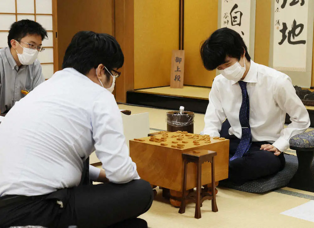【画像・写真】藤井3冠“怪物”糸谷八段に快勝、最年少挑戦権＆年度内5冠へ「上を目指す戦いできれば」
