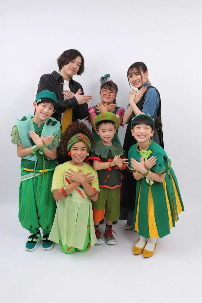 NHKのSDGs番組の企画で誕生した「ミドリーズ」の（前列左から）あつき、レクシー、うきょう、りりな、ゆめり（後列中央）とプロデュースの「YOASOBI」のAyase（後列左）とikura