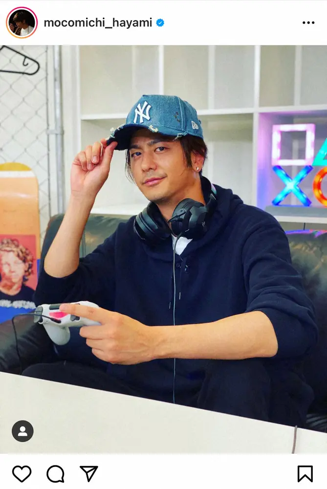 【画像・写真】速水もこみち　ゲームコントローラー手に笑顔のショット　「やんちゃ感、たまらない」の声