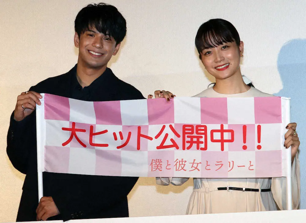 【画像・写真】森崎ウィンは「猫みたい」！？映画「僕と彼女とラリーと」初日あいさつ