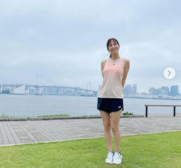 【画像・写真】鷲見玲奈　透け感ある白のノースリーブ＆短パン姿公開に「ヤバい」「スタイル最高」