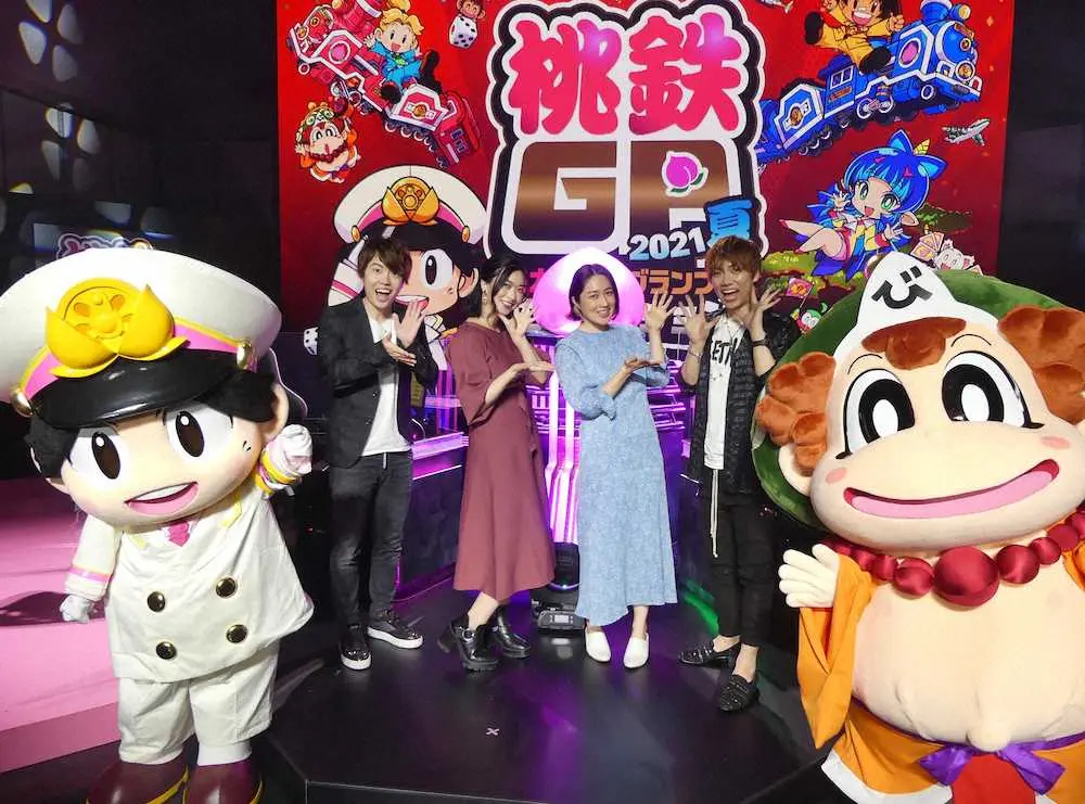 人気ゲーム「桃太郎電鉄」の大会に出場した（左から）Masuo、倉持由香、犬山紙子、KIKKUN―MK―2