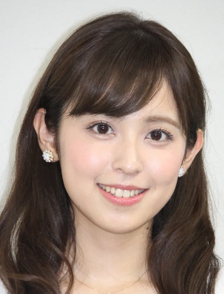 【画像・写真】久慈暁子アナ　ミニスカワンピにロングブーツの散歩コーデ「絶対領域サイコー」「美脚にブーツは反則」の声