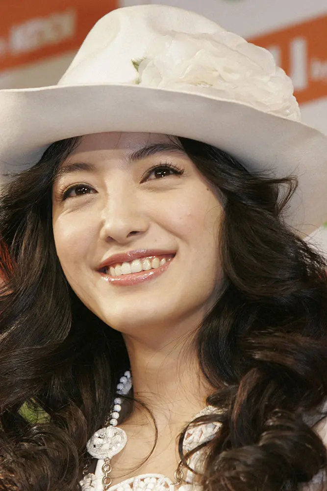 歌手デビューを笑顔で発表する仲間由紀恵 06年撮影 スポニチ Sponichi Annex 芸能