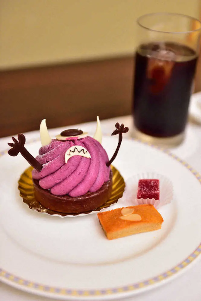 藤井注文の紫芋モンブラン・ハロウィンオータムシーズンコレクションとアイスコーヒー（日本将棋連盟提供）