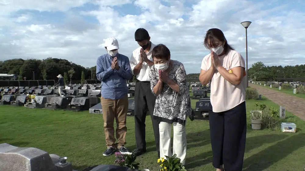 祖父・忠雄さんの墓前に手を合わせる吉野（左から2人目）（C）TBS