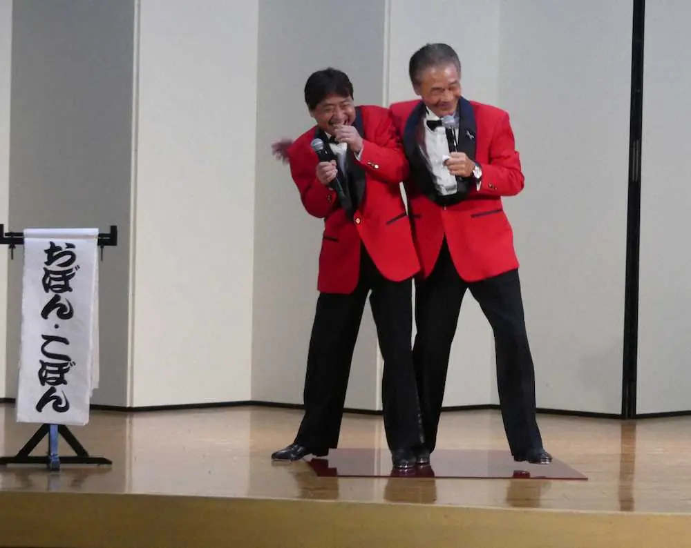 東京・浅草フランス座演芸場東洋館で漫才を行い、2人仲良く肩をくむ「おぼん・こぼん」