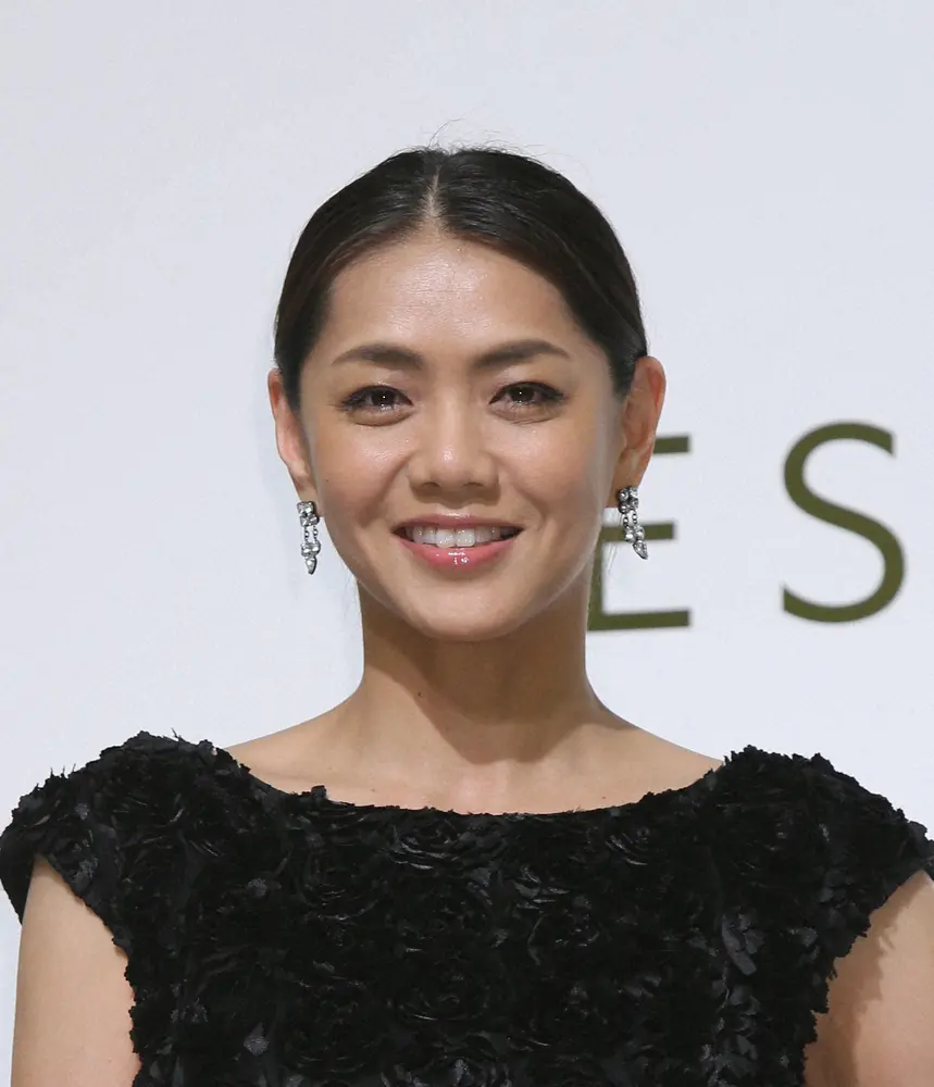 【画像・写真】“奇跡の55歳”前田典子　こちらも奇跡の60歳・夫の日比野玲と温泉旅　絶景越しの夫に「CMみたい」
