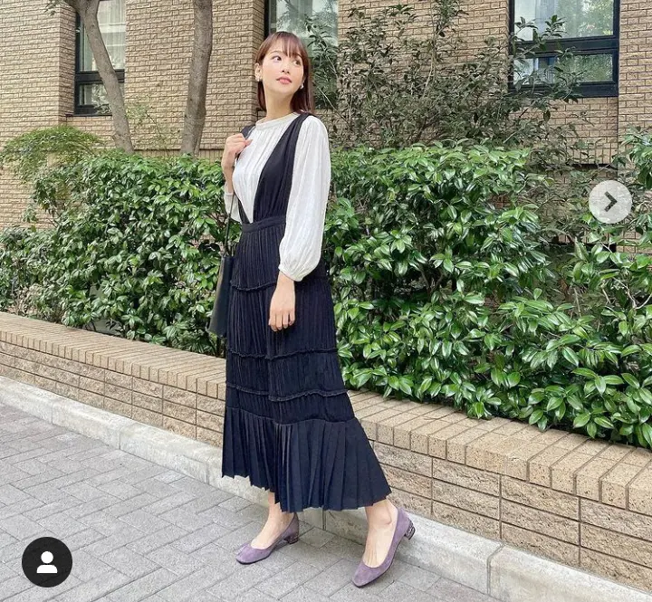 【画像・写真】鷲見玲奈　白ブラウス、濃紺ワンピの“きちんとコーデ”披露に「キレカワ倍増」「清楚で知的な感じ」