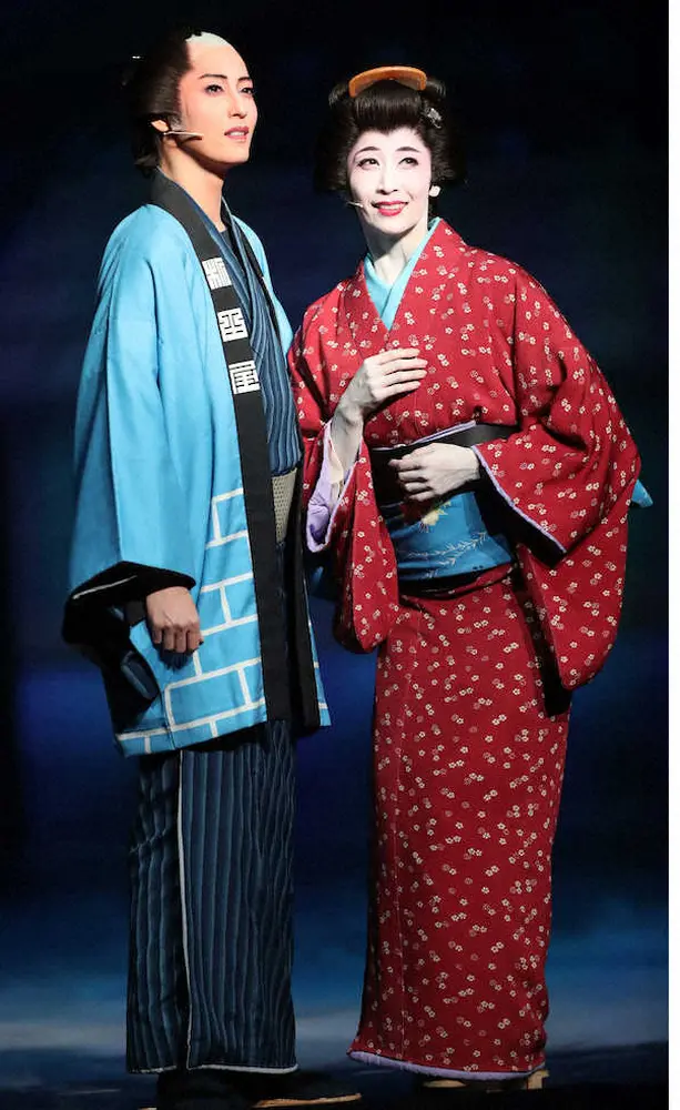 福岡・博多座の月組公演「川霧の橋」で、熱演する月城かなと（左）と海乃美月（撮影・椎名　航）
