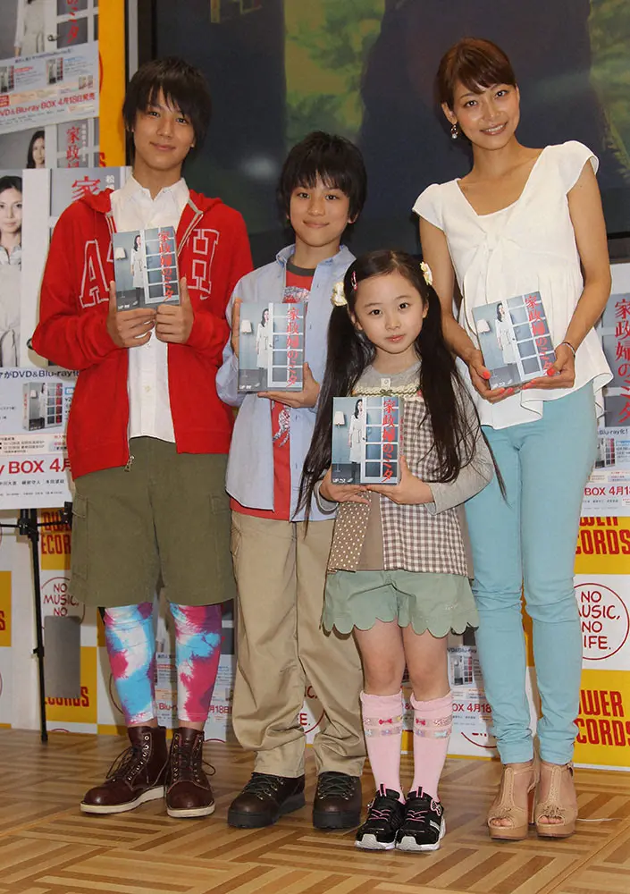 12年、「家政婦のミタ」ＤＶＤ発売イベントに出席した（左から）中川大志、綾部守人、本田望結、相武紗季