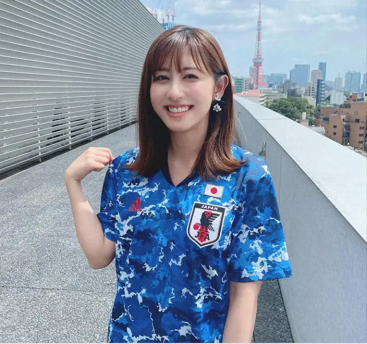 【画像・写真】斎藤ちはるアナ　サッカー日本代表ユニホーム姿公開に「勝利の女神降臨」「似合ってるね」
