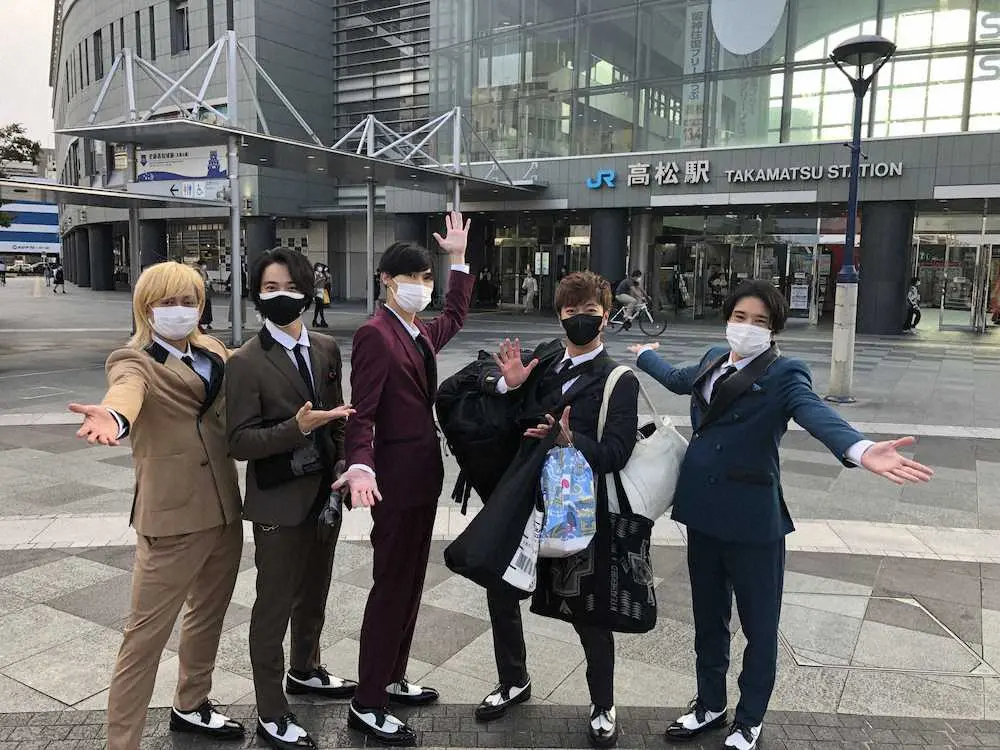 高松駅に着いたA.B.C－Zの（左から）塚田僚一、戸塚祥太、橋本良亮、河合郁人、五関晃一