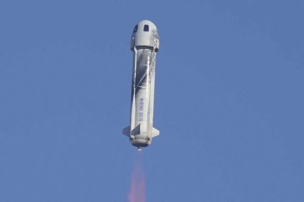 シャトナー氏ら4人を乗せて発射されたブルーオリジン社の宇宙ロケット（AP）