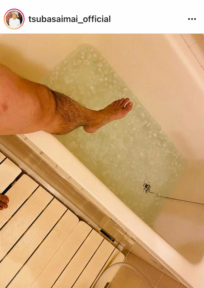 【画像・写真】今井翼　生足で“アイスバス”のサービスショットにファン「素敵なお身脚」「冷たそう」