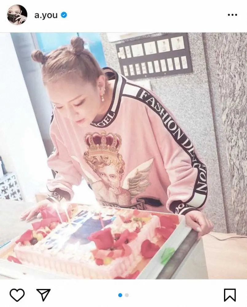 【画像・写真】浜崎あゆみ「最強の妖怪の集い」　“お団子ヘア”で誕生日ケーキのロウソク吹き消し「すーごい嬉しそう」