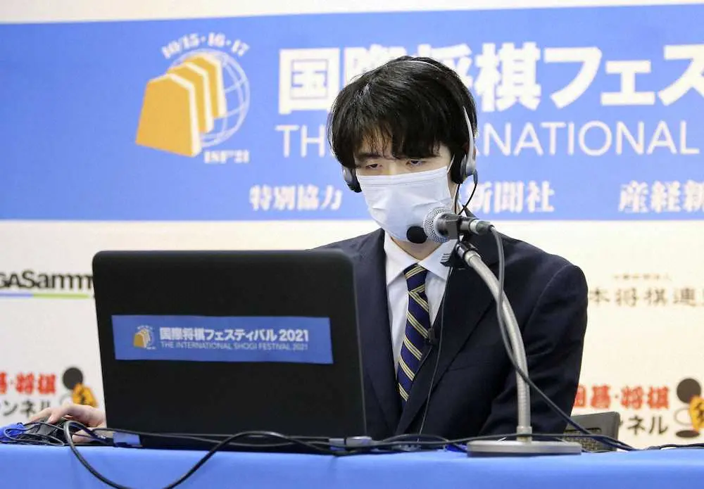 　「国際将棋フェスティバル2021」で、アマ大会で優勝した台湾代表の高校生とオンラインで対局する藤井聡太三冠