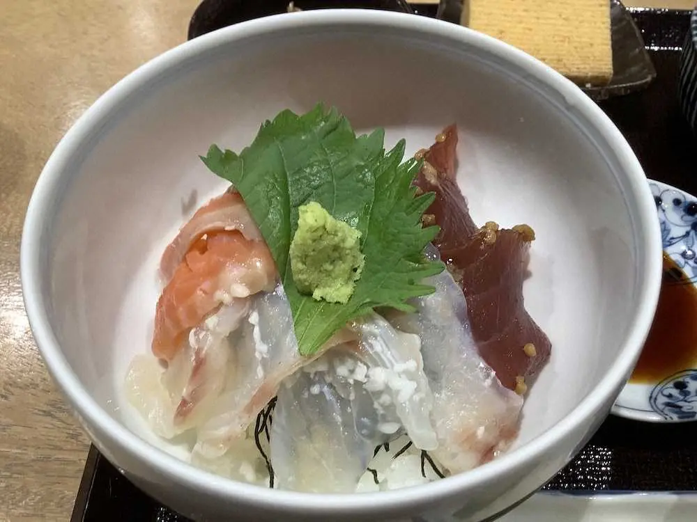 【画像・写真】金子恵美氏　東京COREDO室町「千年こうじや」で懐かしの味満喫、帰省できない新潟県出身者も続々来店