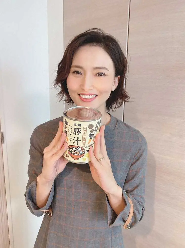 夫が買ってきてくれた豚汁の缶詰を手に笑顔の金子恵美氏