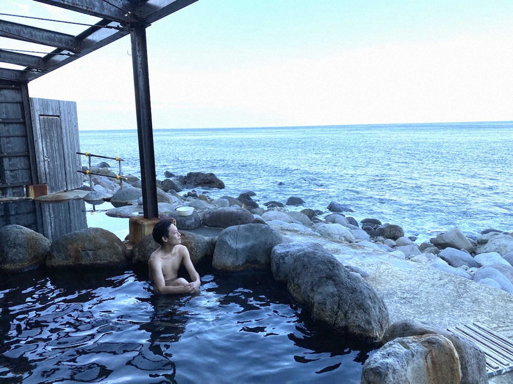 【画像・写真】目線の先には確かに…　アメリカを感じながら満喫する秘湯　静岡県東伊豆町「北川温泉」の黒根岩風呂