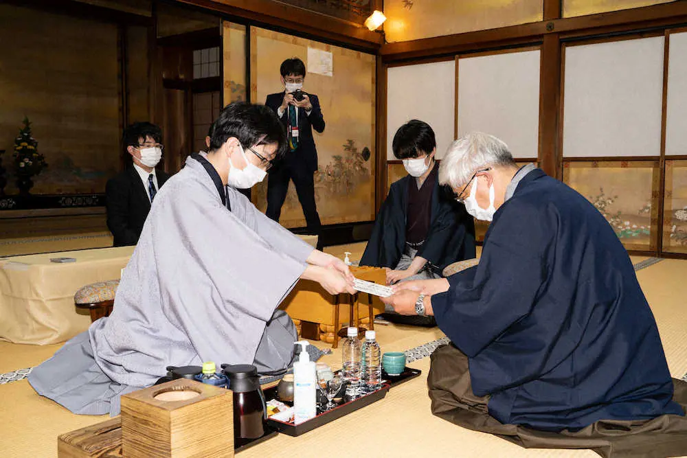 【画像・写真】藤井3冠が妙手？豊島竜王、昼食休憩前後に1時間51分長考、持ち時間で1時間差つく　竜王戦第2局1日目