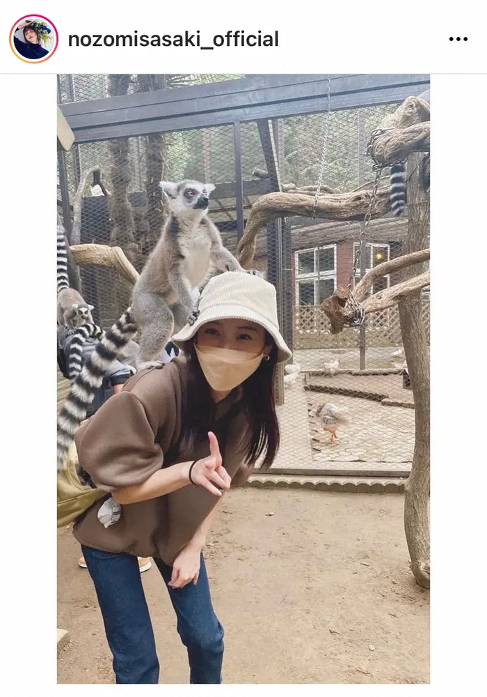 【画像・写真】佐々木希　きつねざるを背中に乗せてピース　癒しの戯れショットに「あんたが1番かわいい」「近すぎる！」