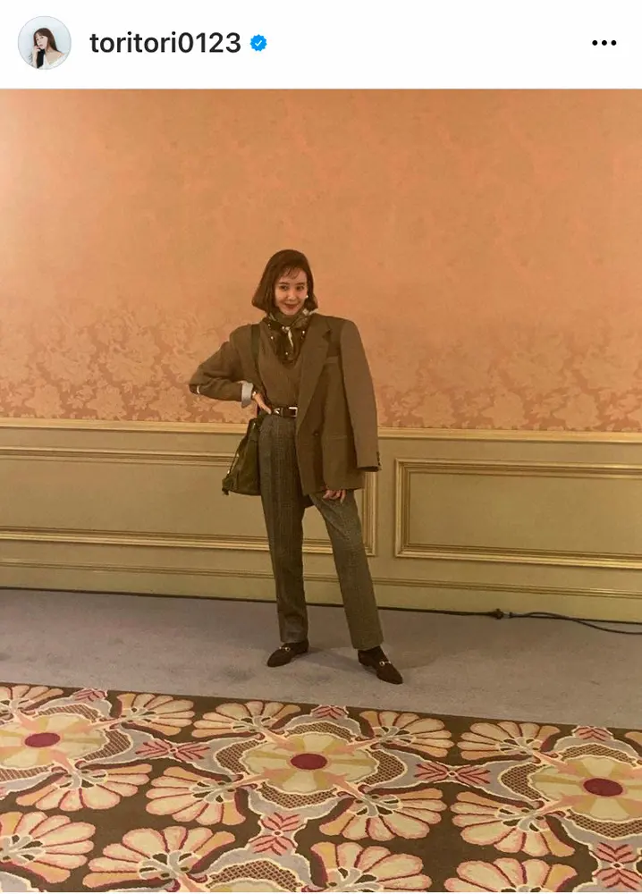 【画像・写真】トリンドル玲奈　レトロな「80年代風のお衣装」での決めショットを披露「流石ですな」「素敵です」