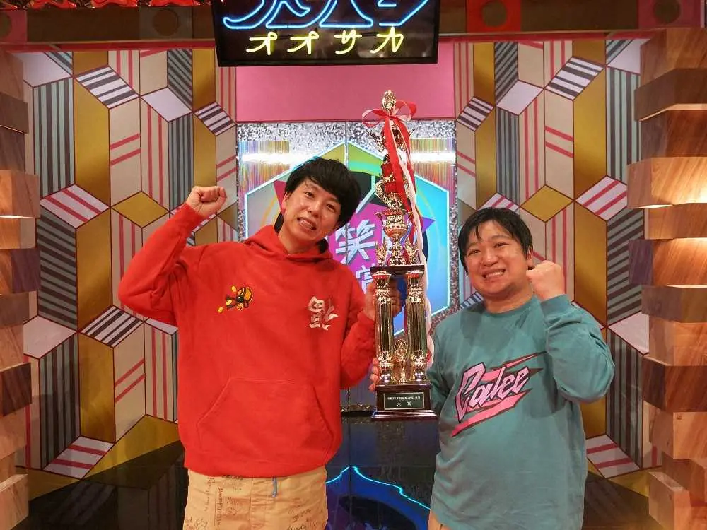 「令和3年度NHK新人お笑い大賞」で優勝したニッポンの社長の辻（左）とケツ