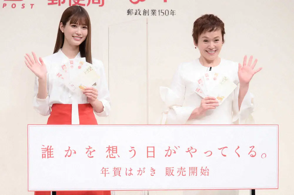「2022年用お年玉付年賀はがき」販売セレモニーに出席した生見愛瑠（左）、大竹しのぶ