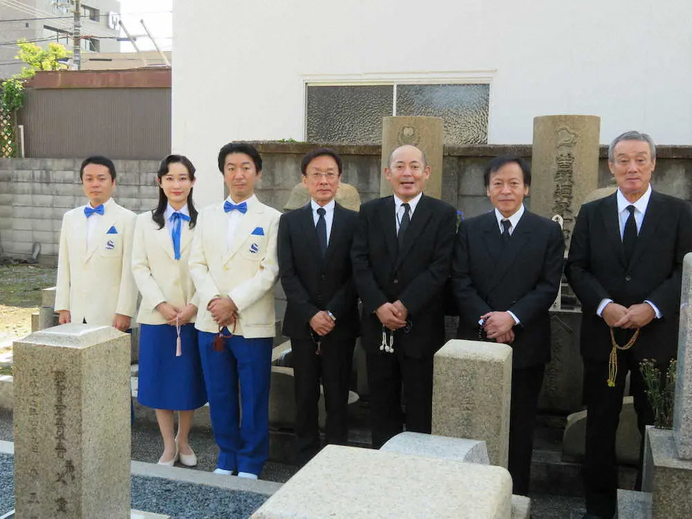 【画像・写真】松竹新喜劇ホープ植栗芳樹ら曽我廼家五郎、十郎の墓前に大名跡継承報告し決意新た