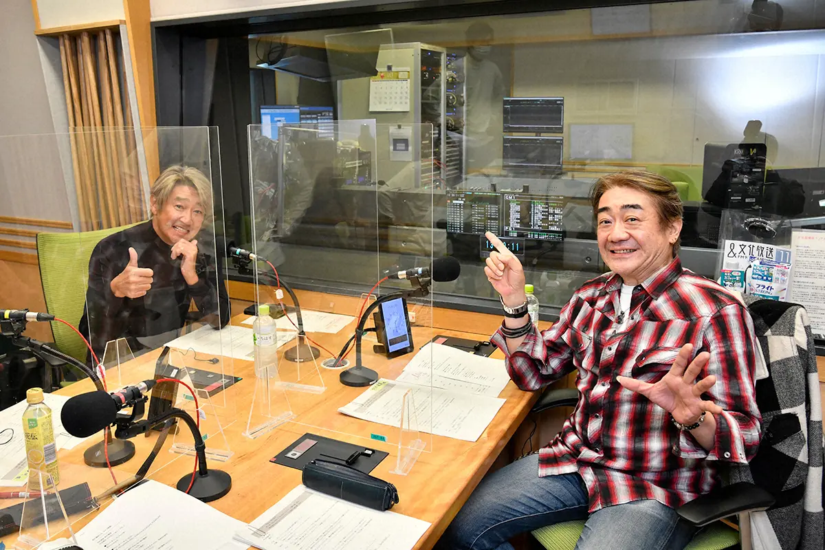 文化放送「近藤真彦 RADIO GARAGE」での収録スタジオで笑顔を見せる近藤真彦（左）と野村義男
